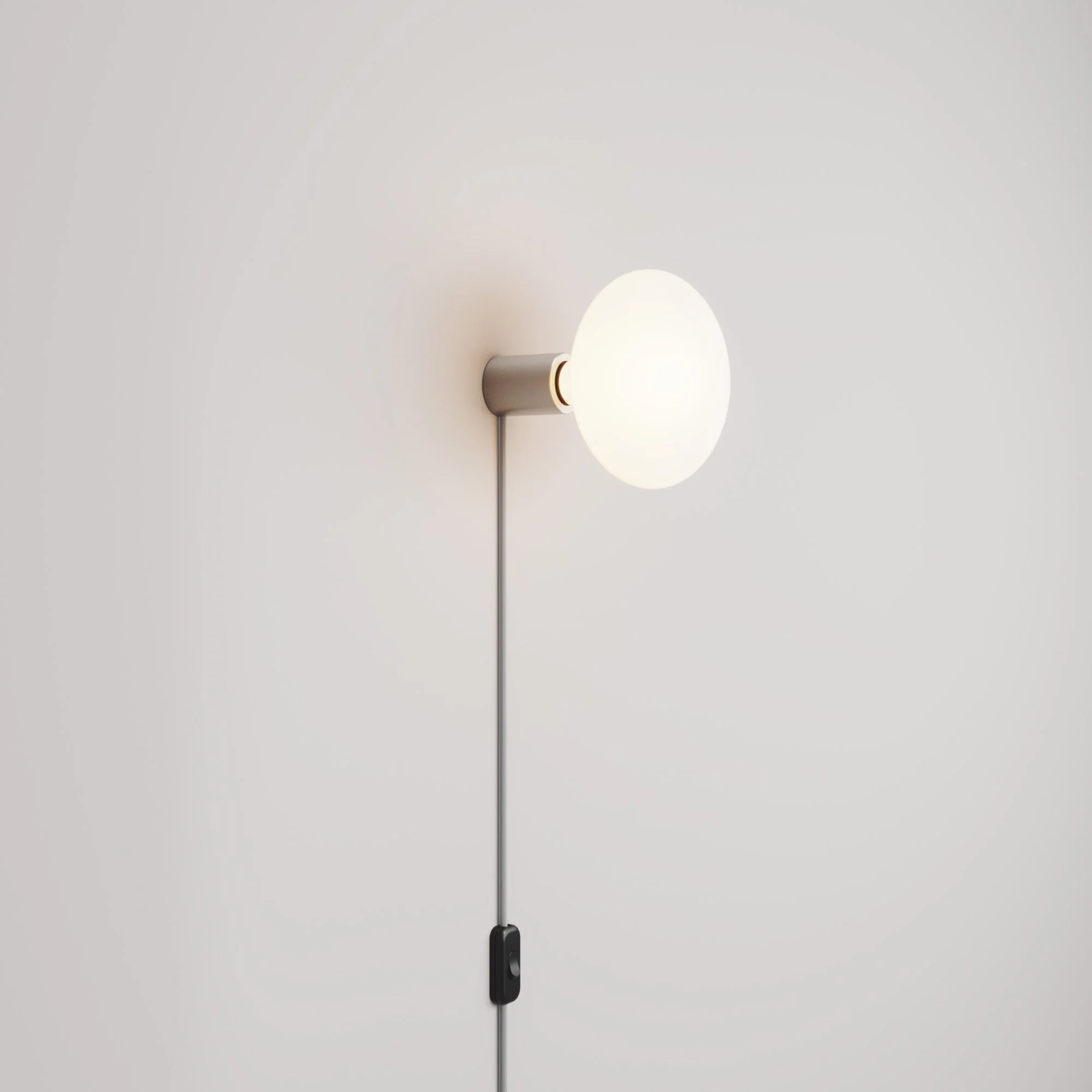 Lampe avec Fiche avec finition métallique et Ampoule LED Ellipse effet porcelaine - Titane satiné