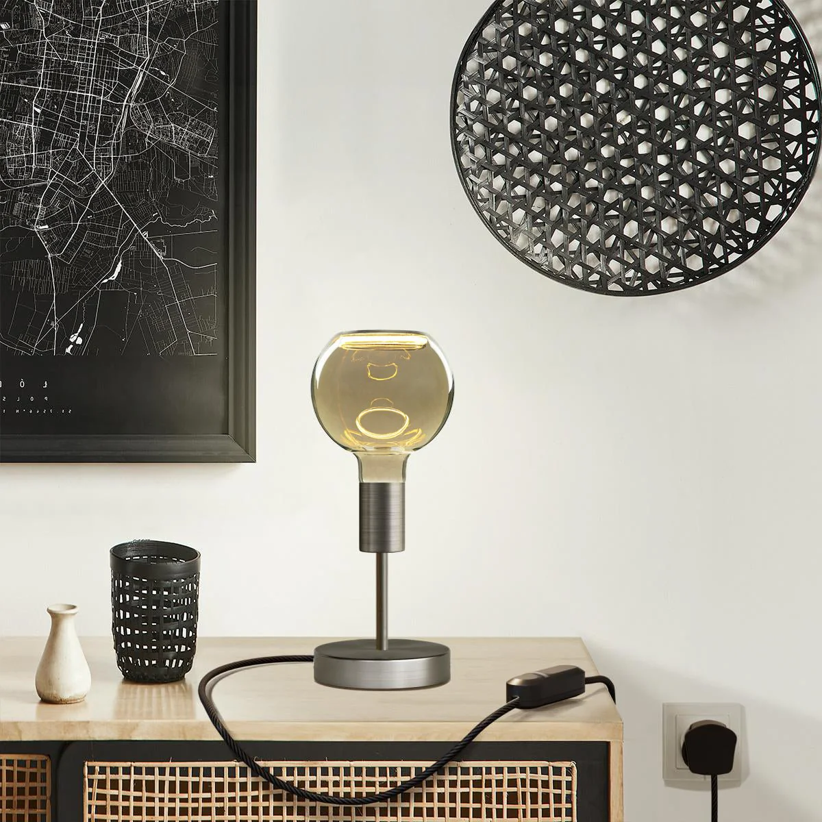 Lampe de table Alzaluce Globe Ghost en métal et fiche UK - Titane satiné - Image 6