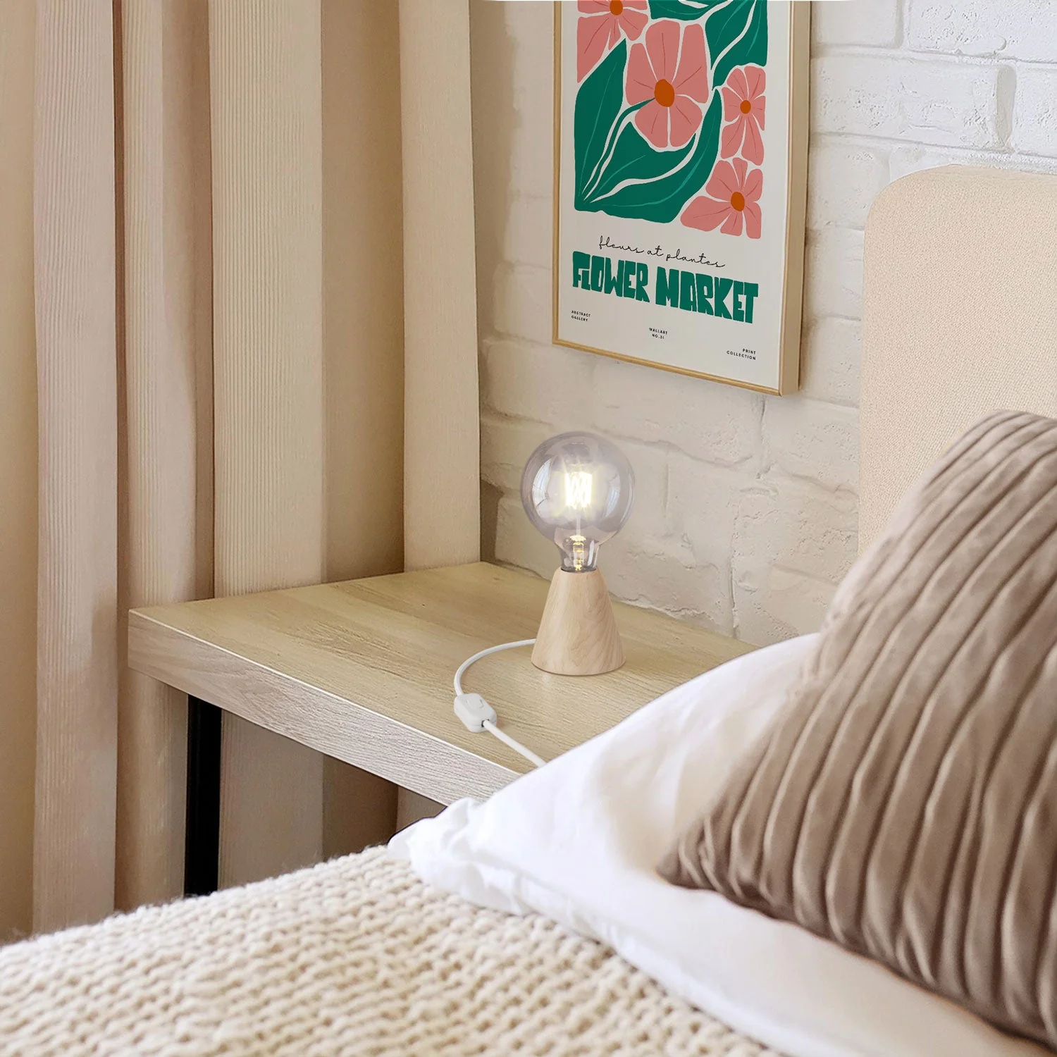 Lampe de table avec base en aulne, ampoule transparente, câble RM01 et fiche UK - Image 2
