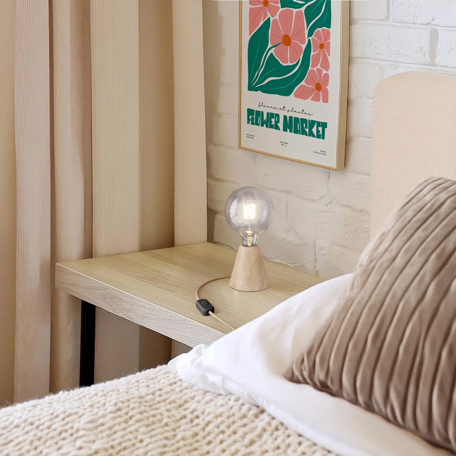 Lampe de table avec base en aulne, ampoule transparente, câble RN06 et fiche UK. - Image 2