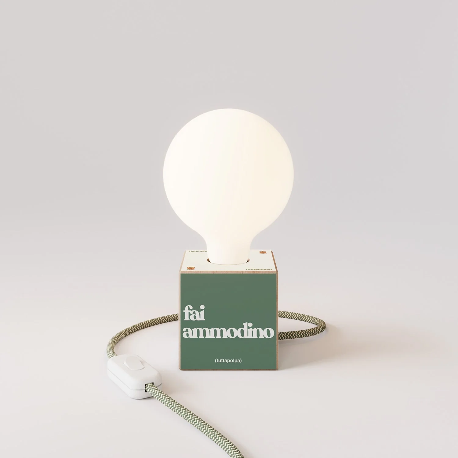 Lampe de table Cubetto avec fiche US, « Fai ammodino » ampoule globe effet porcelaine - Tuttapolpa - Image 4