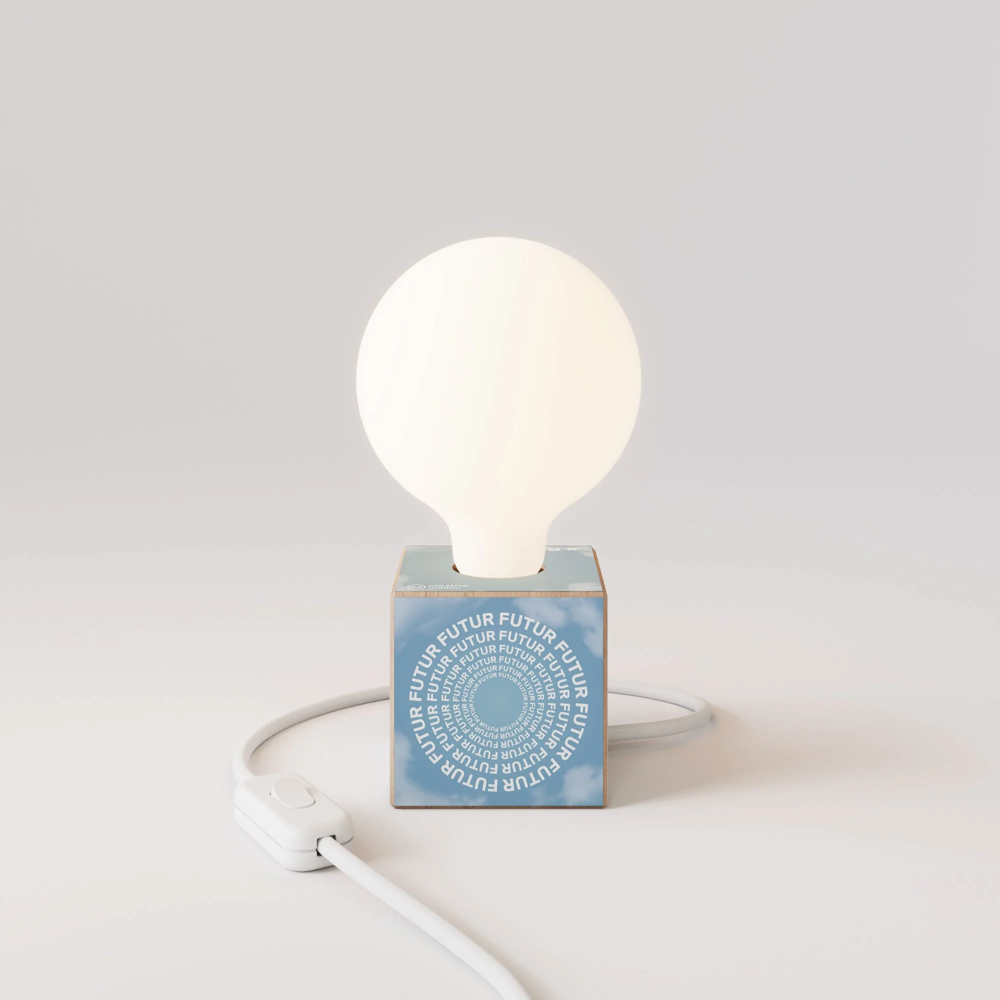 Lampe de table Cubetto with US plug, « Futur » porcelain effect globe bulb - Futur festival - Image 4