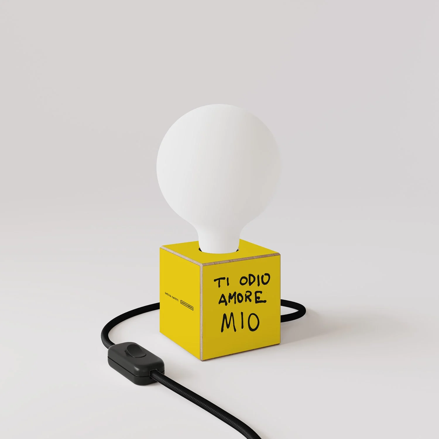 Lampe de table Cubetto avec fiche US, « Je te hais mon amour » ampoule globe effet porcelaine - Santomanifesto - Image 3