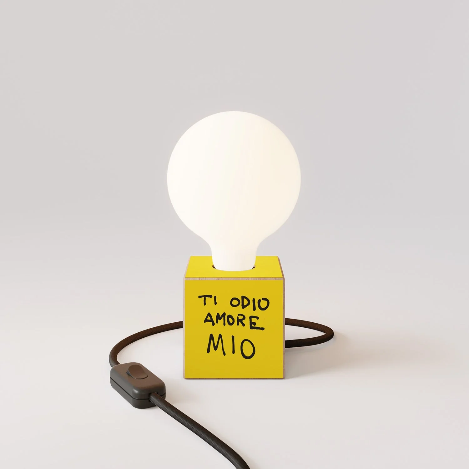 Lampe de table Cubetto avec fiche US, « Je te hais mon amour » ampoule globe effet porcelaine - Santomanifesto - Image 4