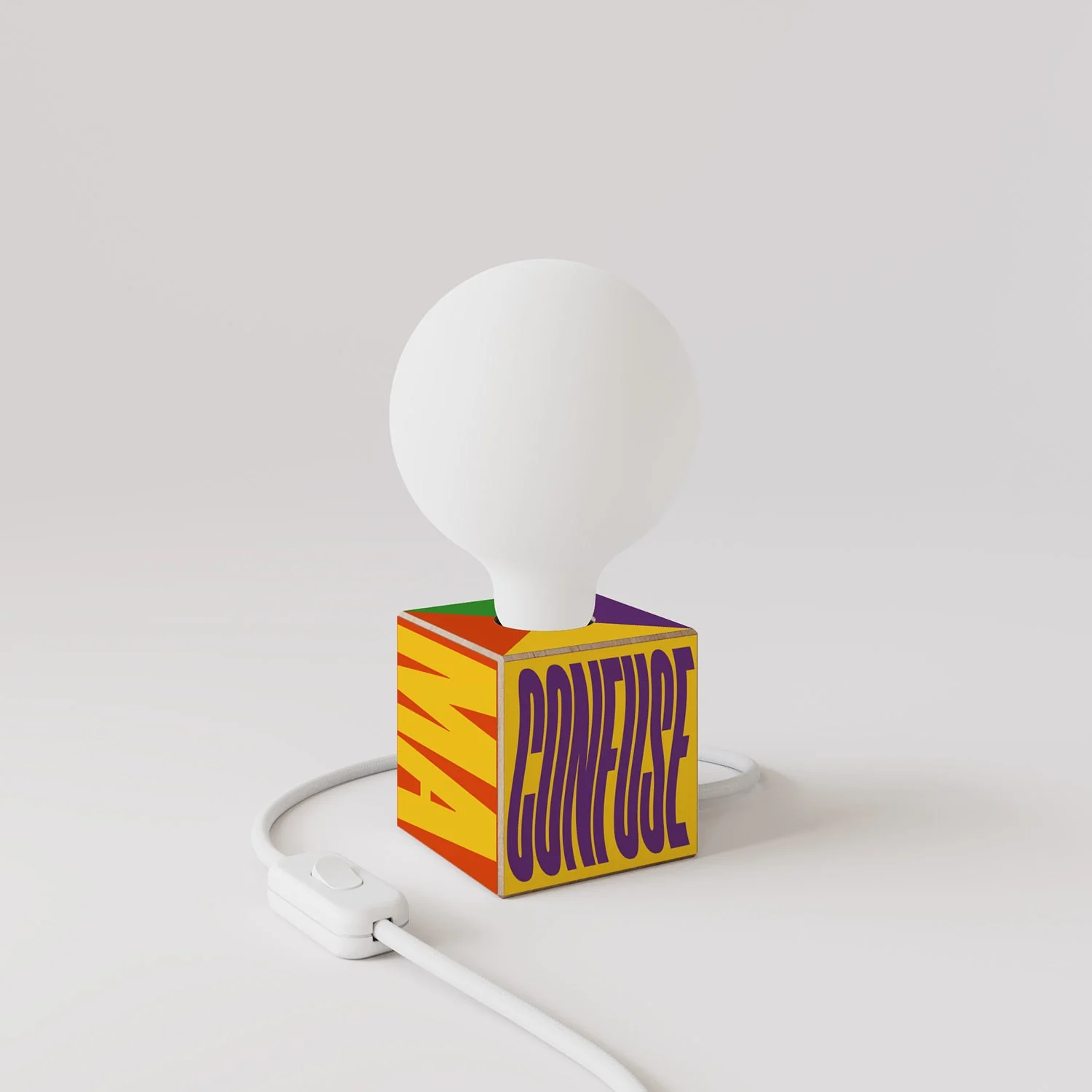 Lampe de table Cubetto avec fiche US, ampoule globe effet porcelaine « Poche idee ma confuse » - Santomanifesto - Image 3