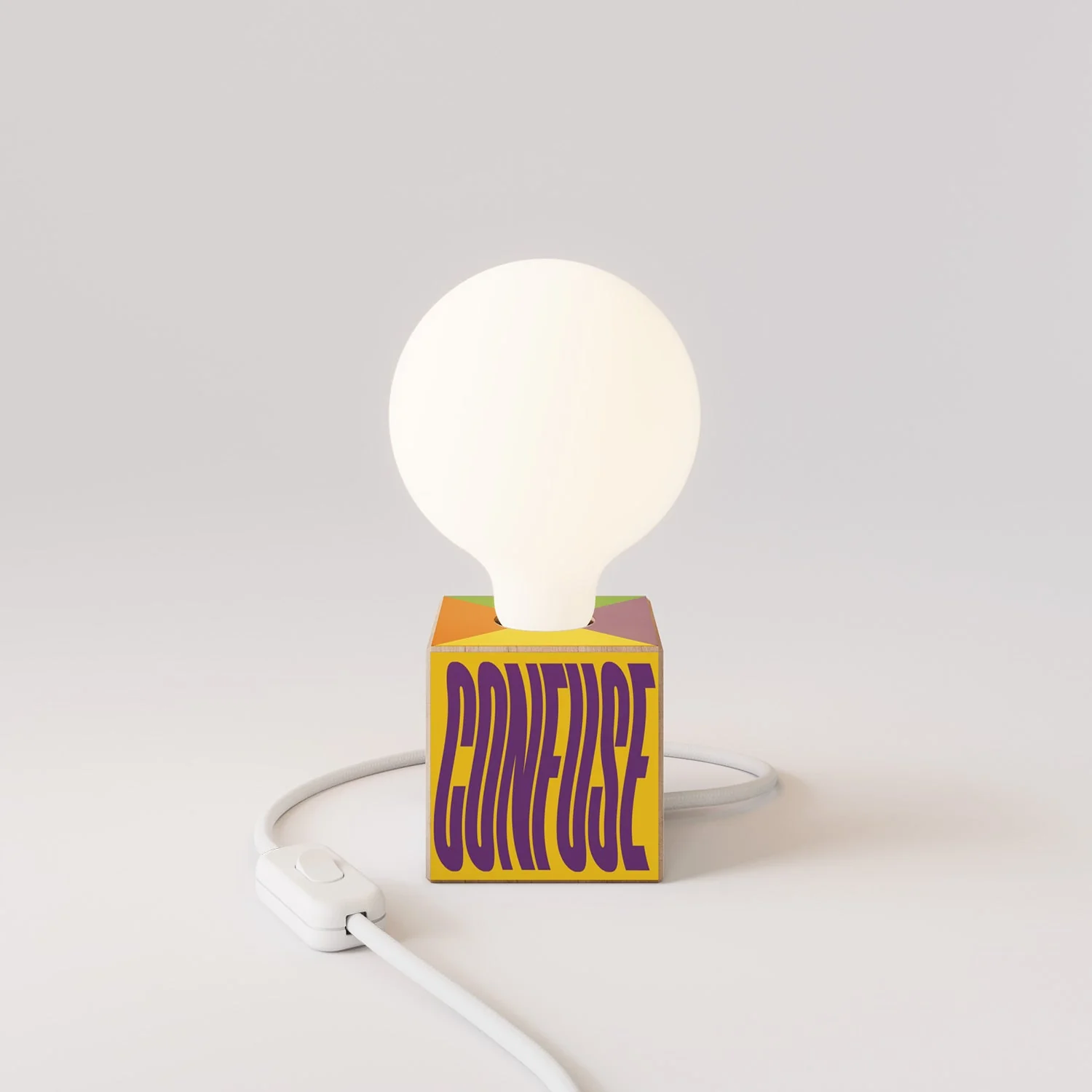 Lampe de table Cubetto avec fiche US, ampoule globe effet porcelaine « Poche idee ma confuse » - Santomanifesto - Image 4