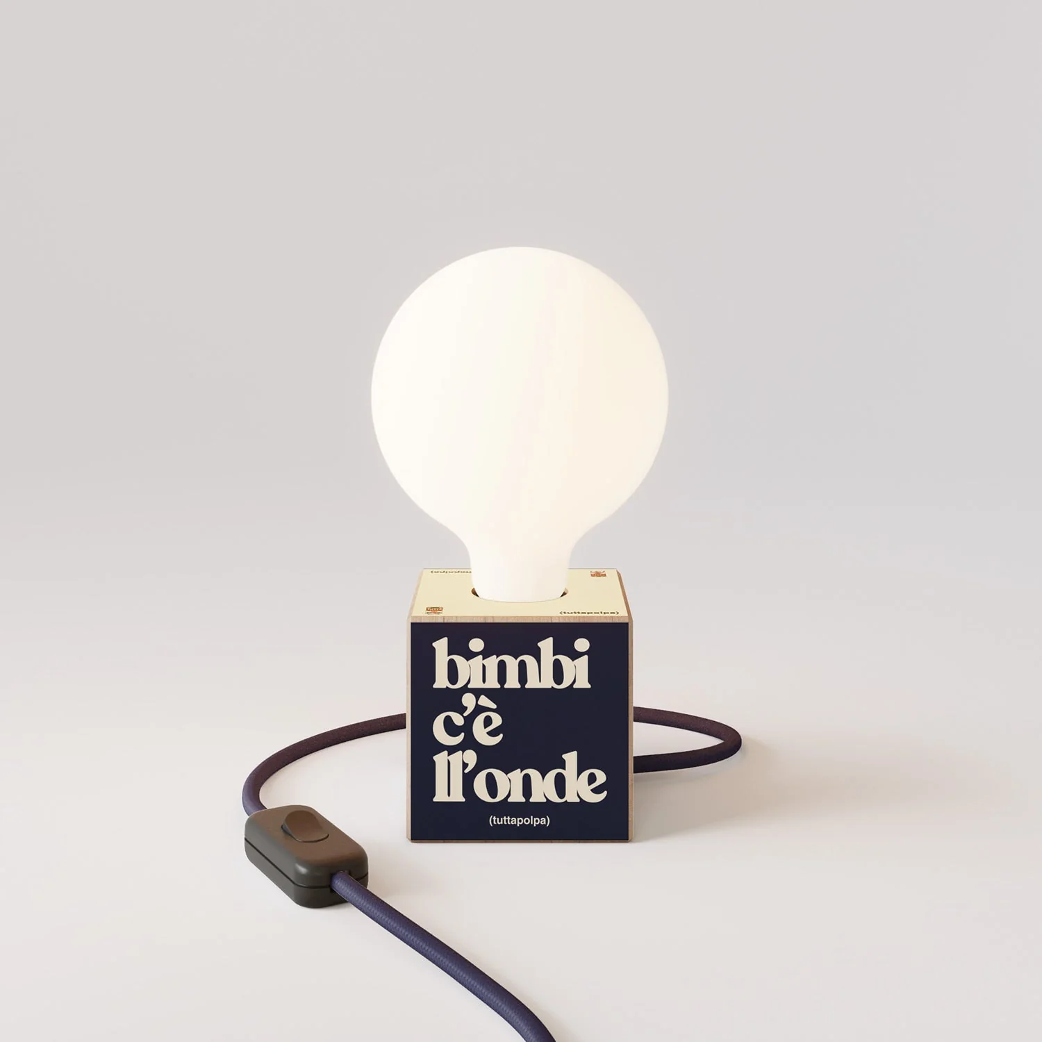 Lampe de table Cubetto « Bimbi c’è l’onde » avec ampoule globe effet porcelaine - Tuttapolpa - Image 4