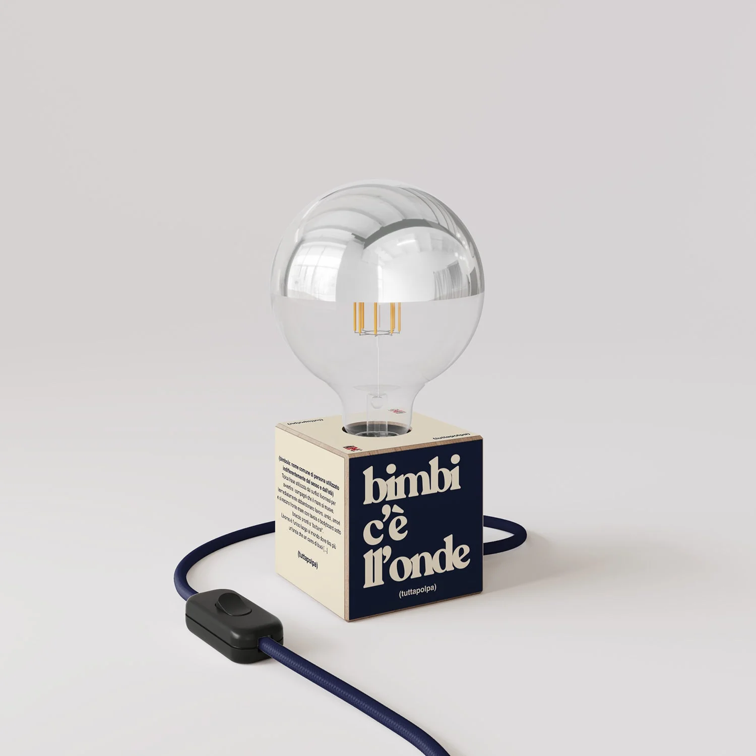 Lampe de table Cubetto « Bimbi c’è l’onde » avec Fiche anglaise et Ampoule globe demi-sphère argent - Tuttapolpa - Image 3