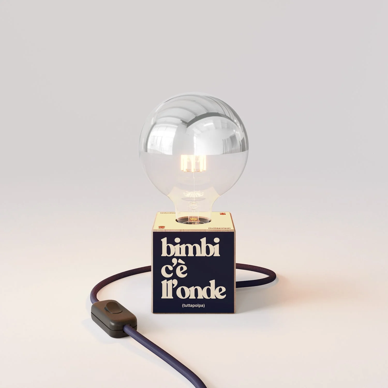 Lampe de table Cubetto « Bimbi c’è l’onde » avec Fiche anglaise et Ampoule globe demi-sphère argent - Tuttapolpa - Image 4