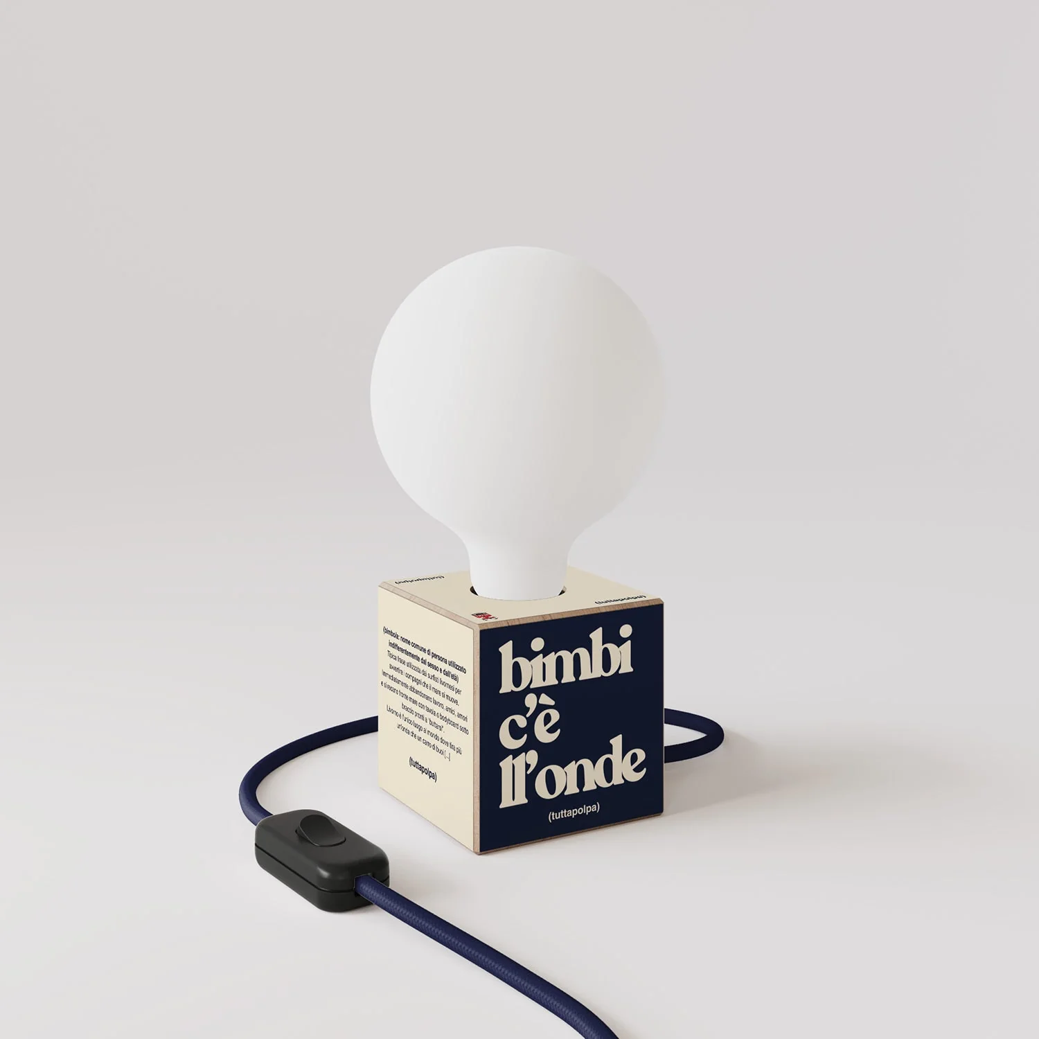 Lampe de table Cubetto « Bimbi c’è l’onde » avec Fiche anglaise et Ampoule globe effet porcelaine - Tuttapolpa - Image 3