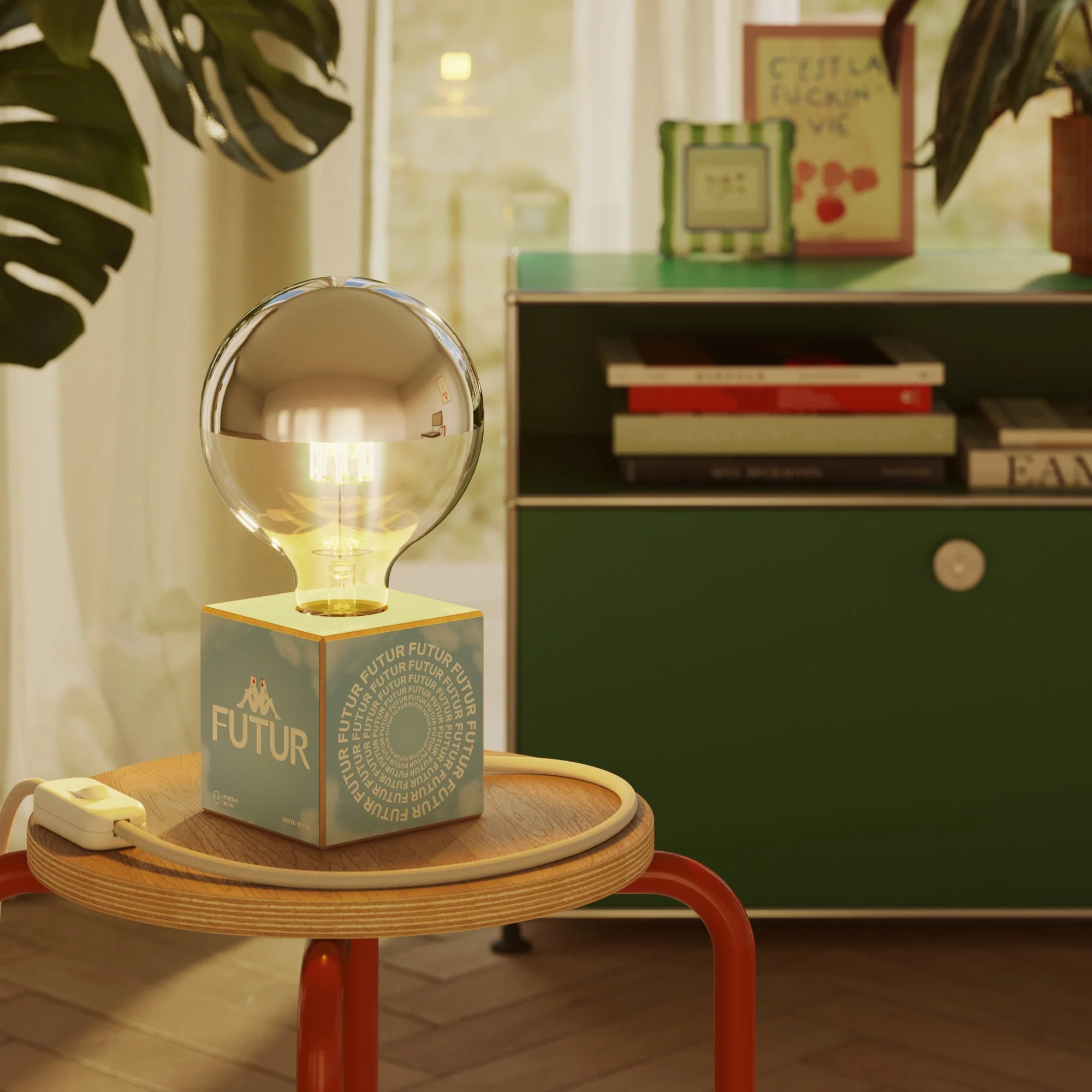 Lampe de table Cubetto "Futur" avec Fiche anglaise et ampoule globe demi-sphère argent - Futur Festival - Image 2