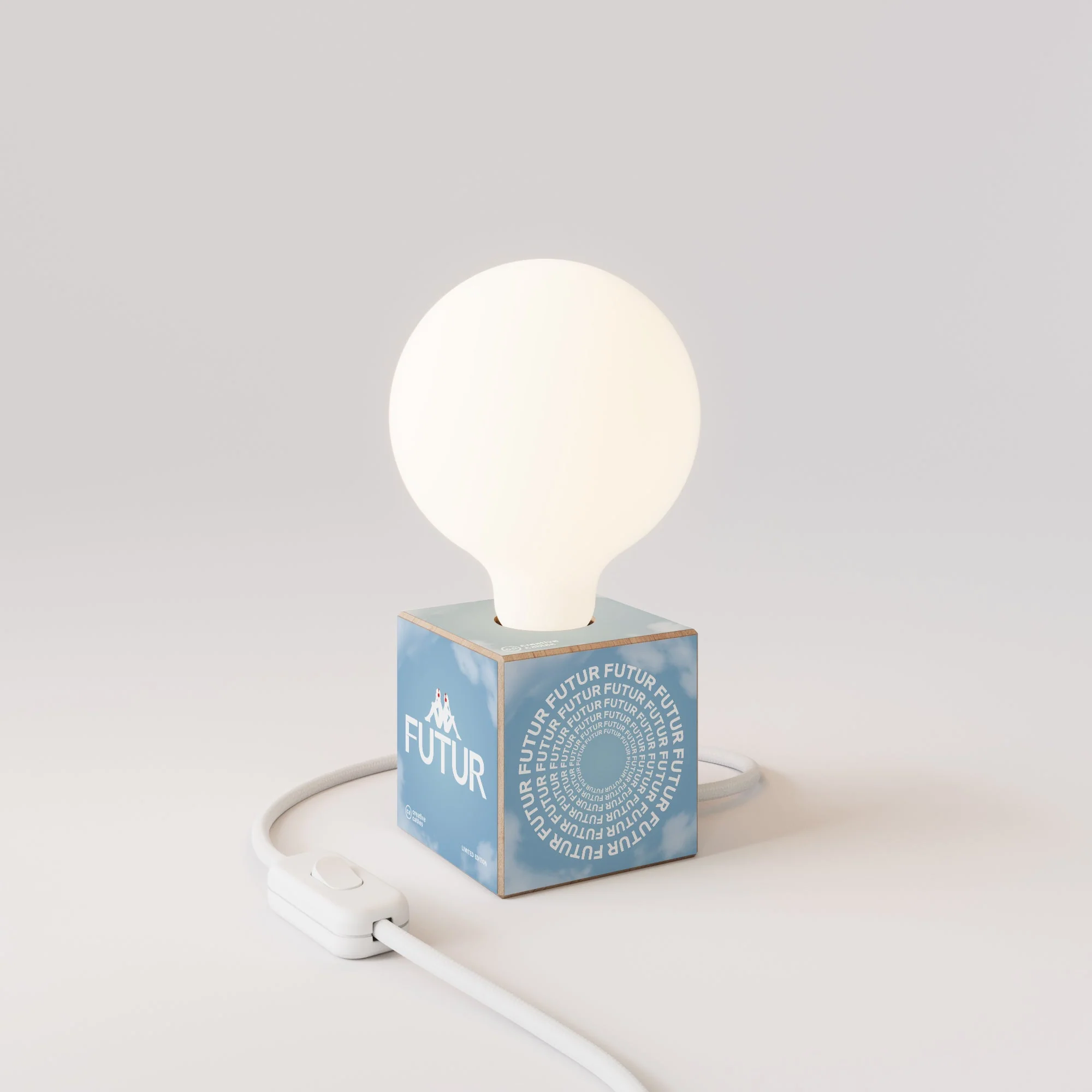 Lampe de table Cubetto « Futur » avec fiche anglaise et ampoule globe effet porcelaine - Futur Festival