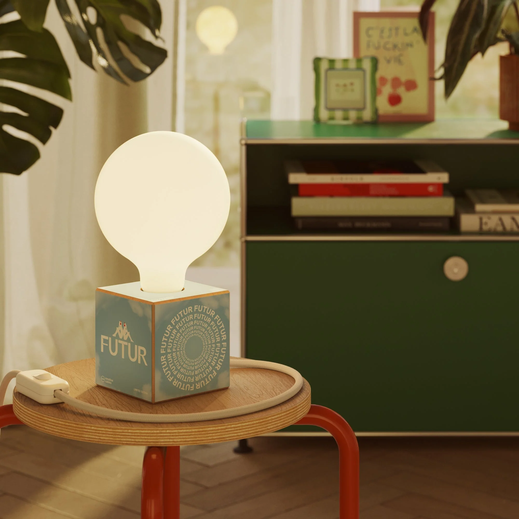 Lampe de table Cubetto « Futur » avec fiche anglaise et ampoule globe effet porcelaine - Futur Festival - Image 2