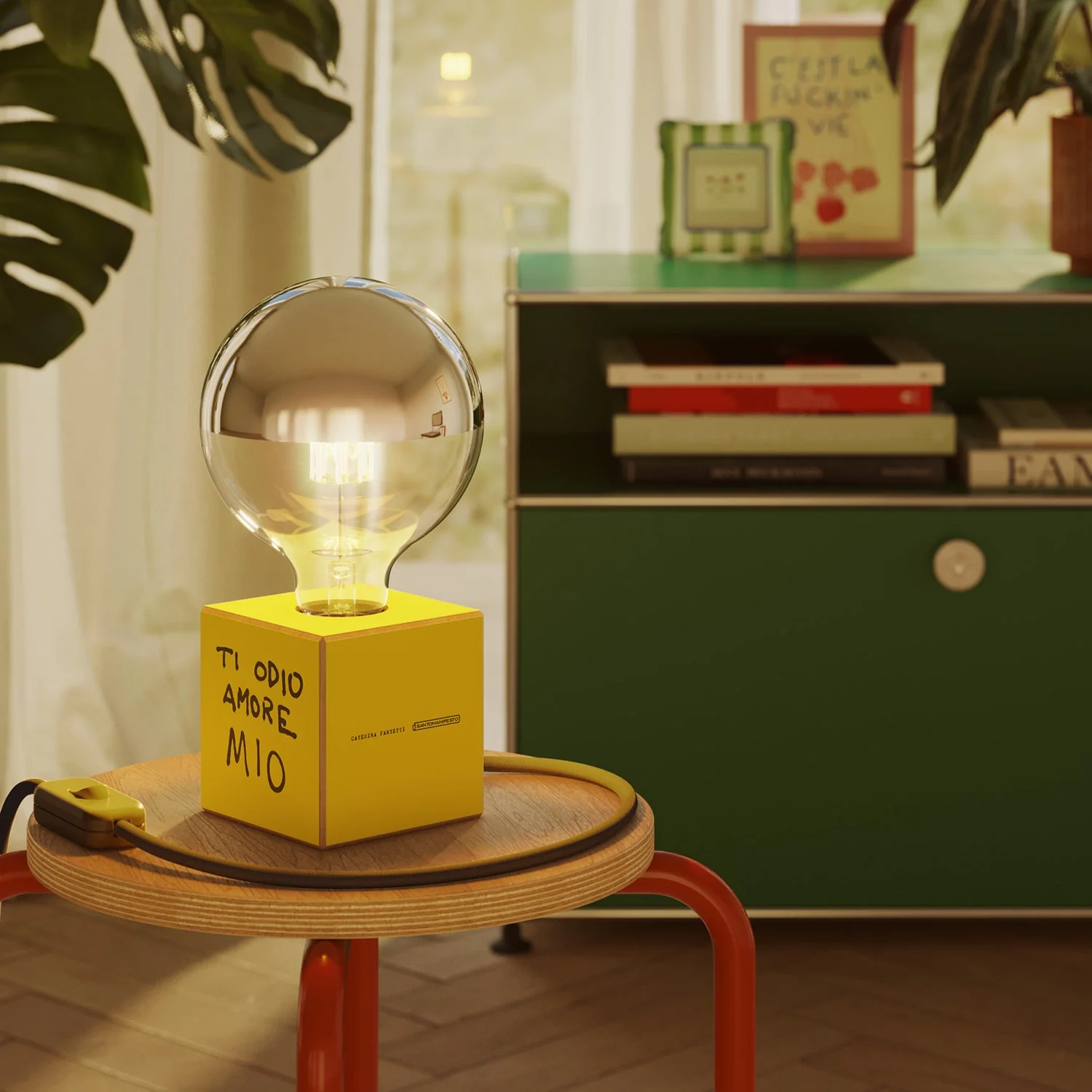Lampe de table Cubetto « Ti odio amore mio » avec fiche anglaise et ampoule globe demi-sphère argent - Santomanifesto - Image 2