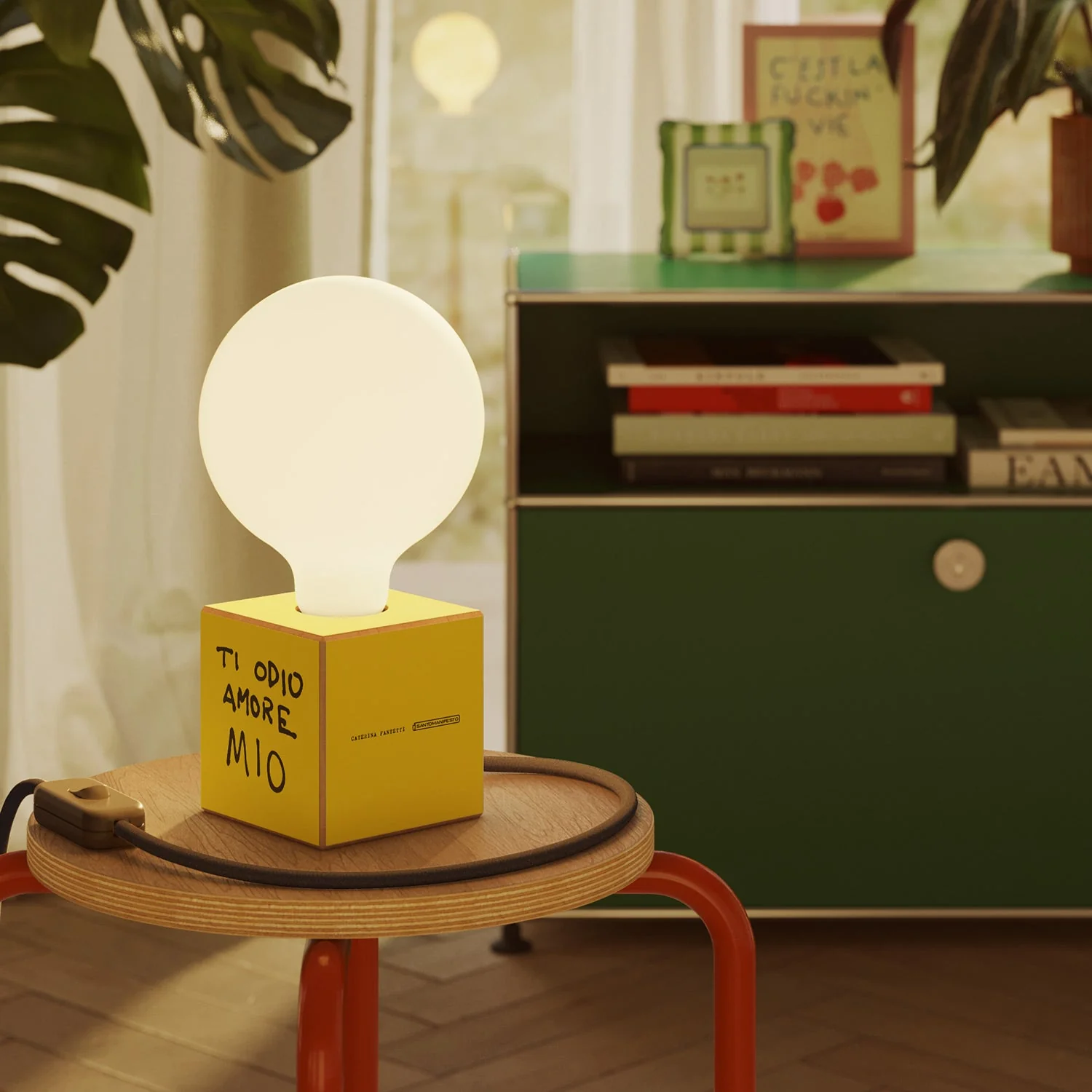 Lampe de table Cubetto "Ti odio amore mio" avec Fiche anglaise et ampoule globe effet porcelaine - Santomanifesto - Image 2