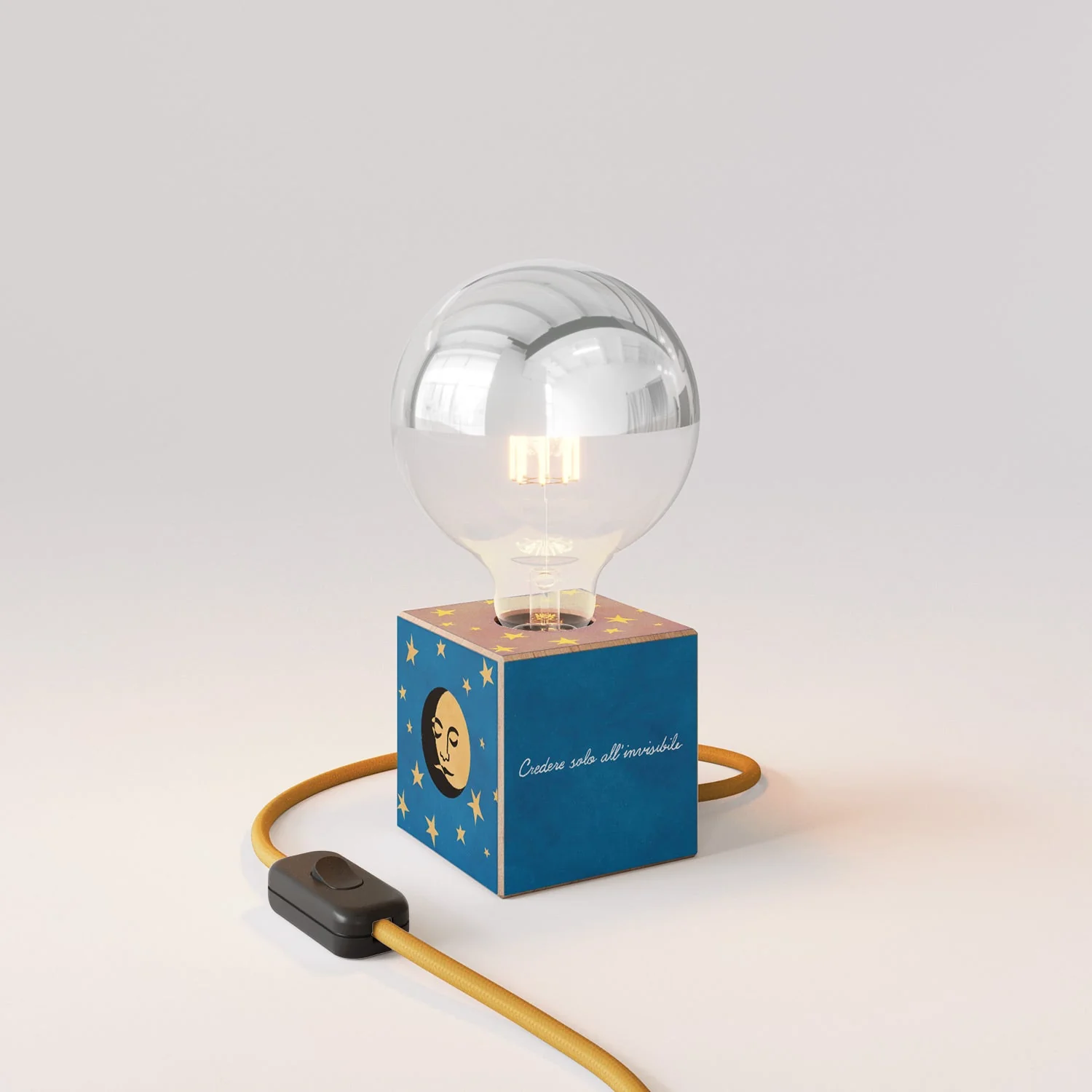 Lampe de table Cubetto « La luna » avec Fiche anglaise et ampoule globe demi-sphère argentée - Santomanifesto