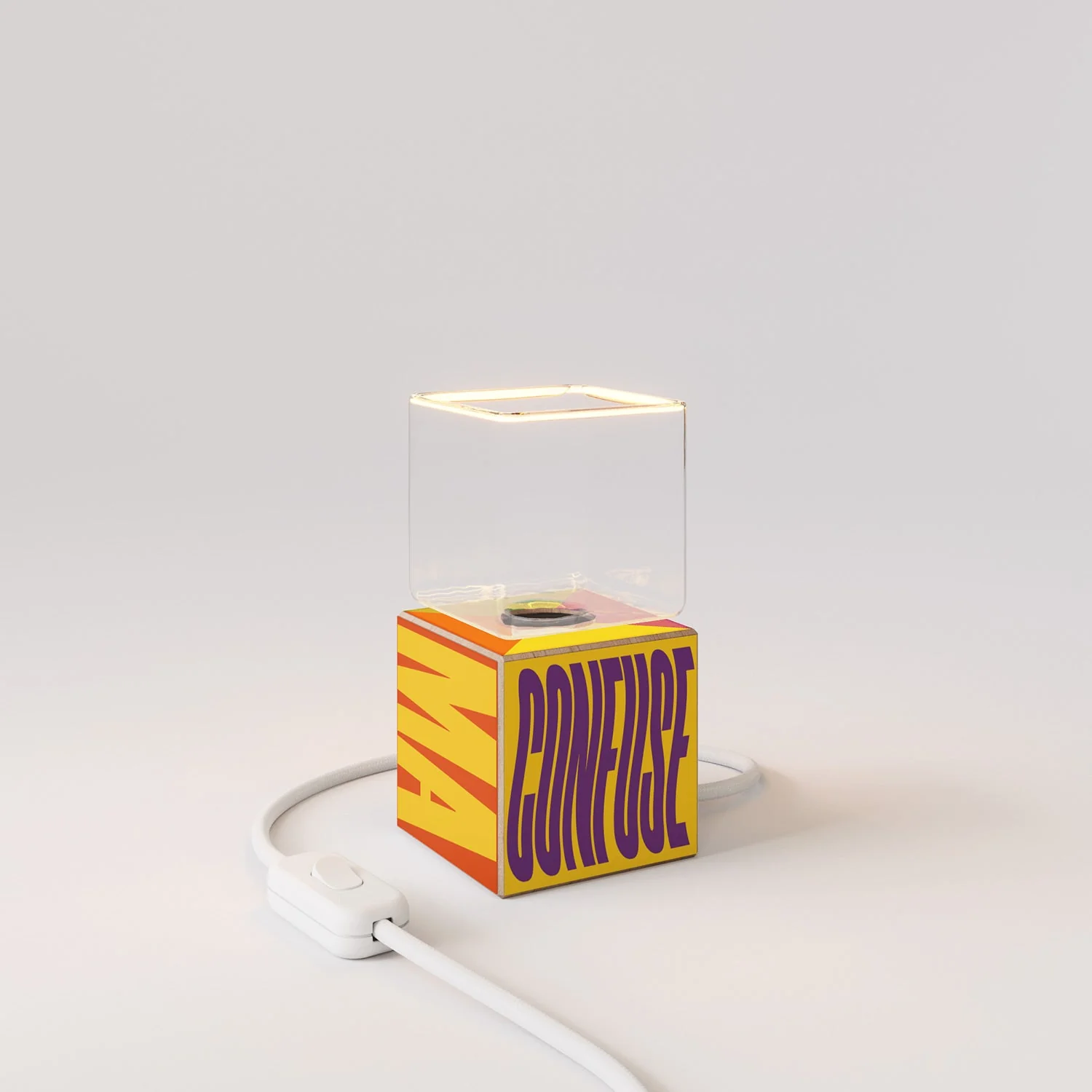 Lampe de table Cubetto « Poche idee ma confuse » avec fiche anglaise et ampoule Ghost - Santomanifesto