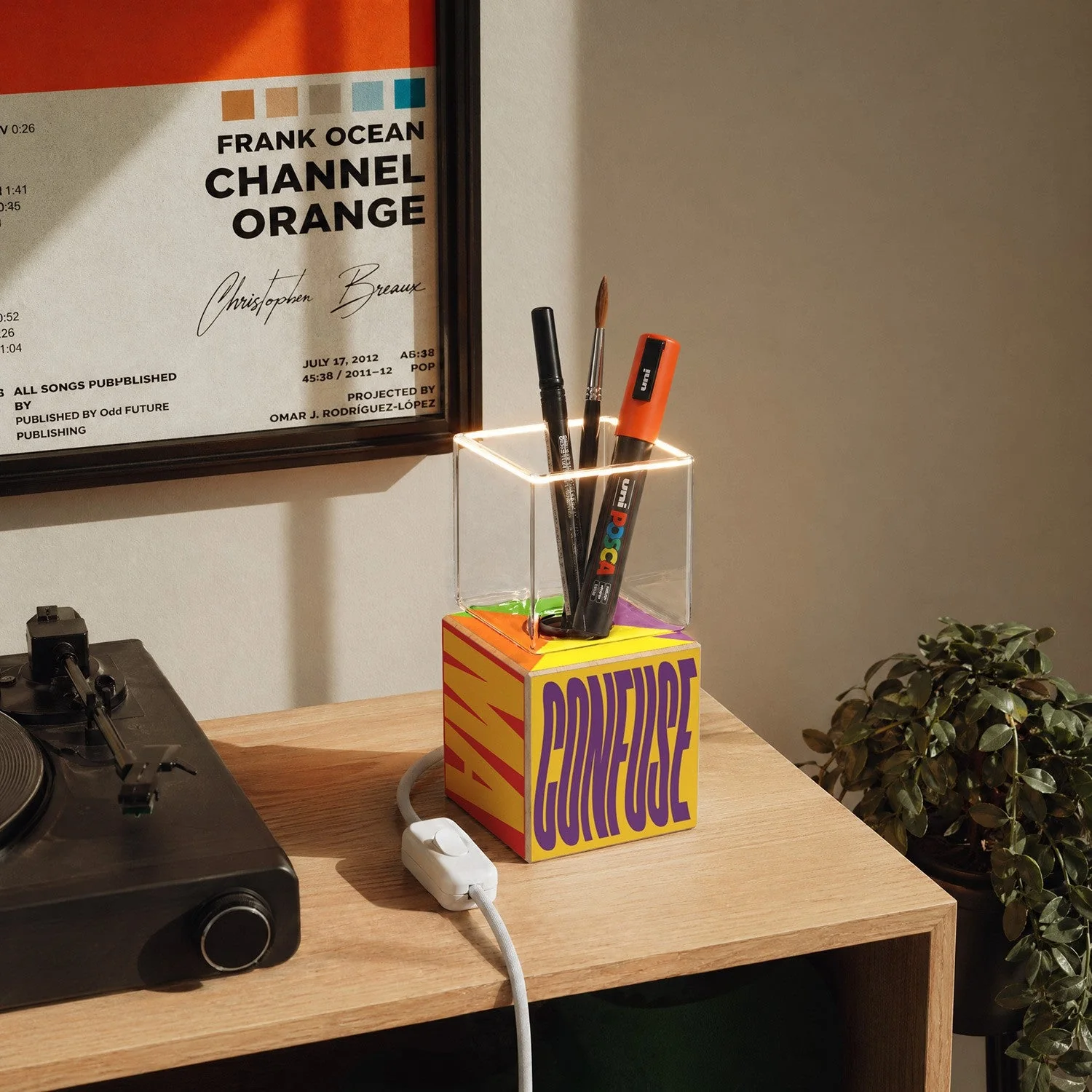 Lampe de table Cubetto « Poche idee ma confuse » avec fiche anglaise et ampoule Ghost - Santomanifesto - Image 3