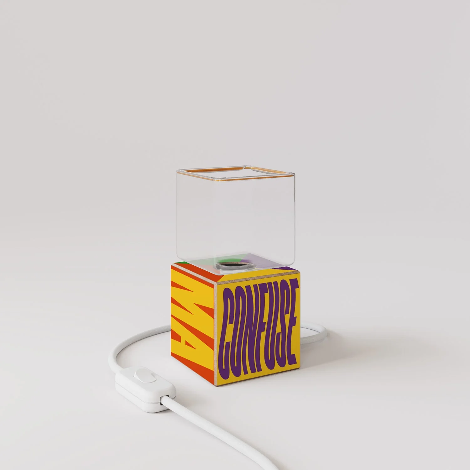 Lampe de table Cubetto « Poche idee ma confuse » avec fiche anglaise et ampoule Ghost - Santomanifesto - Image 4