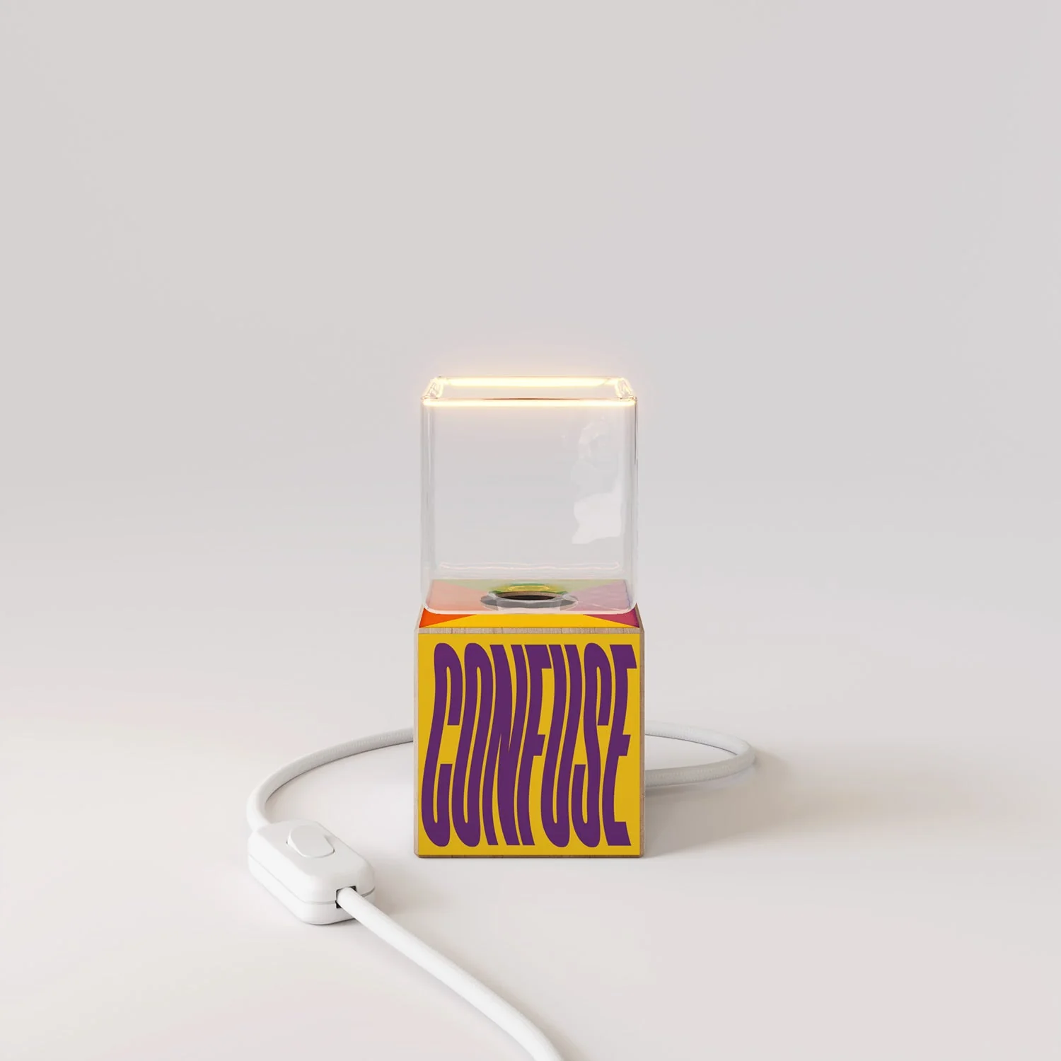 Lampe de table Cubetto « Poche idee ma confuse » avec fiche anglaise et ampoule Ghost - Santomanifesto - Image 5