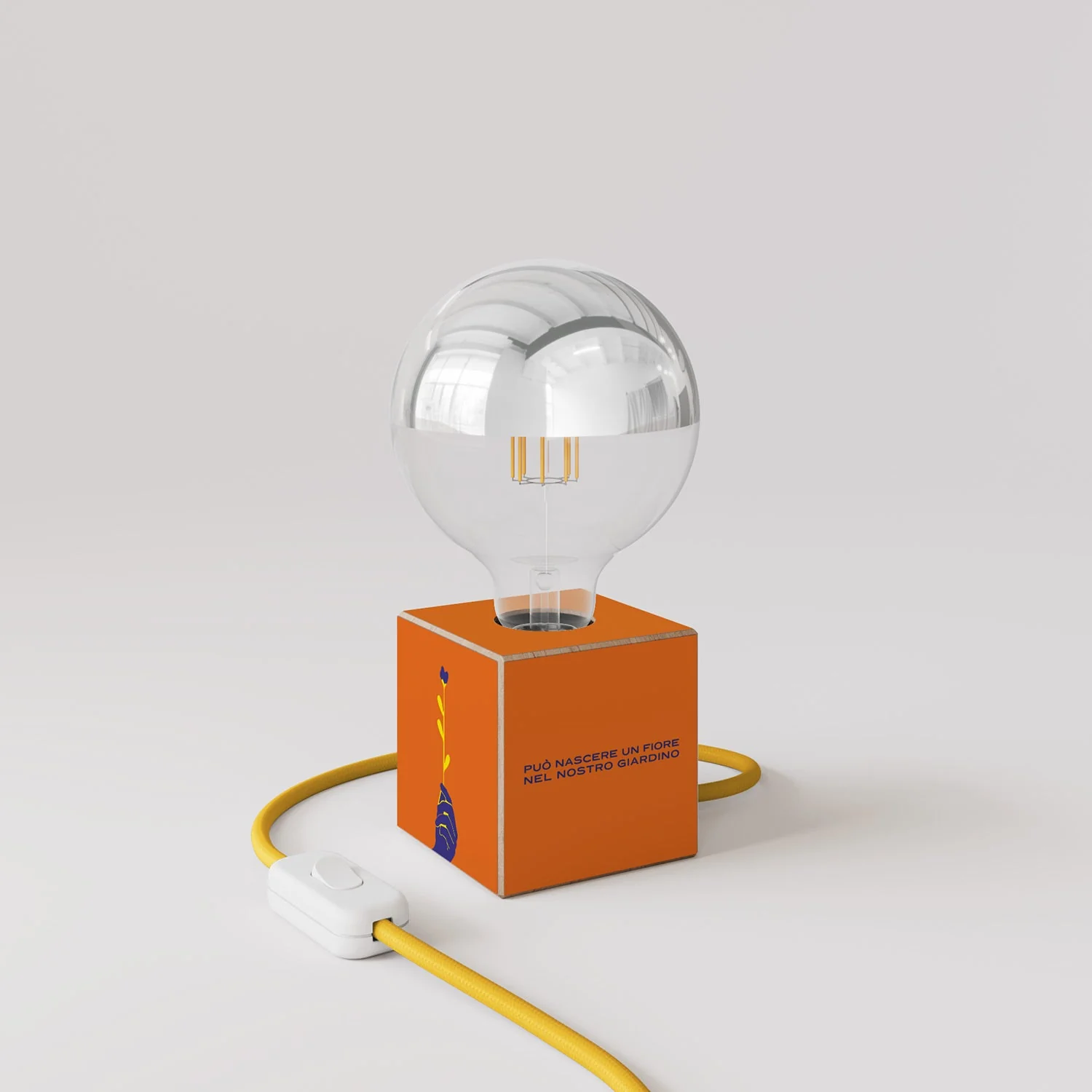 Lampe de table Cubetto « Può nascere un fiore » avec fiche anglaise et ampoule globe demi-sphère argent - Santomanifesto - Image 3