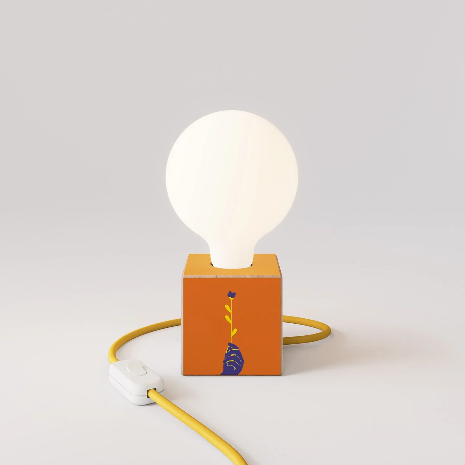 Lampe de table Cubetto « Il peut naître un fleur » avec fiche anglaise et ampoule globe effet porcelaine - Santomanifesto - Image 4