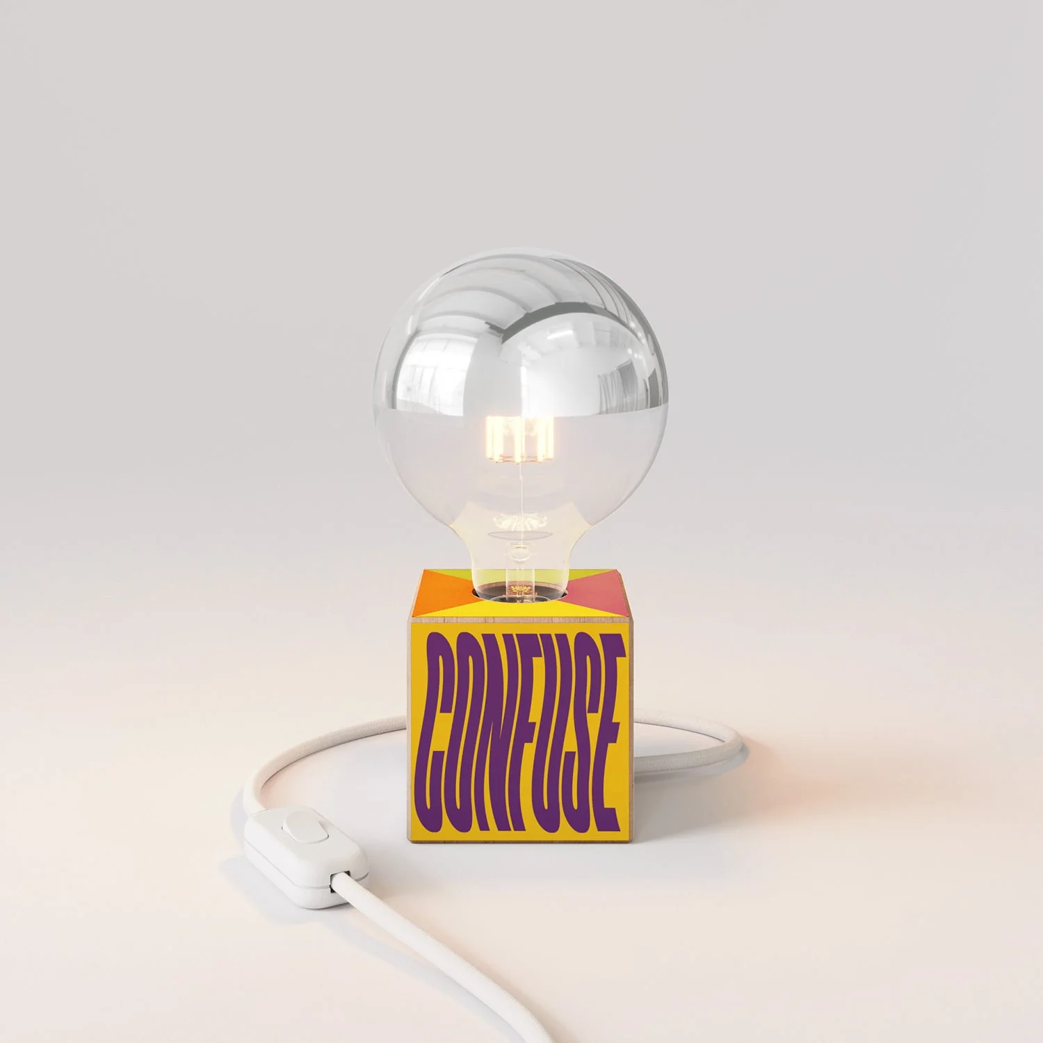 Lampe de table Cubetto "Poche idee ma confuse" avec Fiche anglaise et Ampoule globe demi-sphère argent - Santomanifesto - Image 4