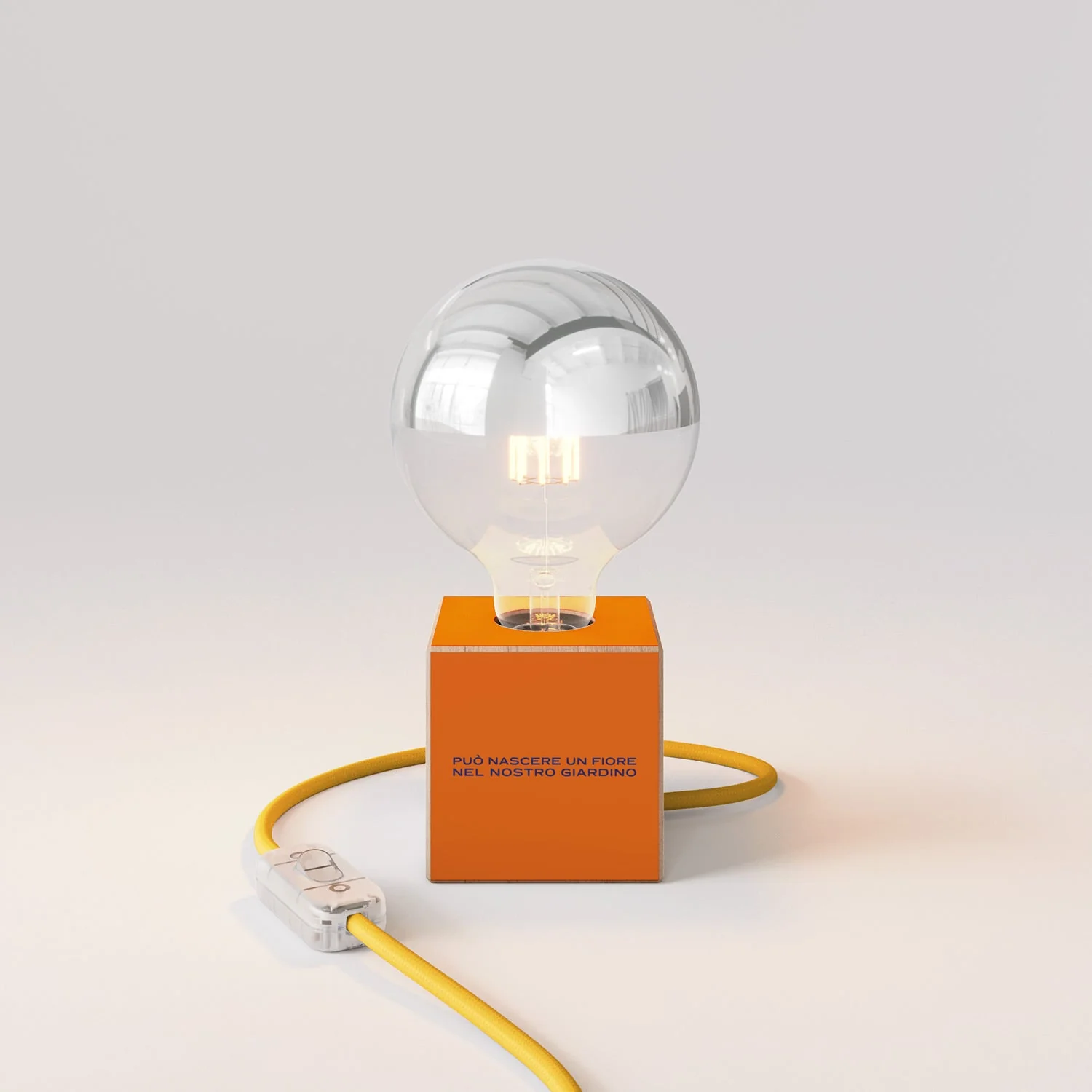 Lampe de table Cubetto « Può nascere un fiore » avec Ampoule globe demi-sphère argent - Santomanifesto - Image 4