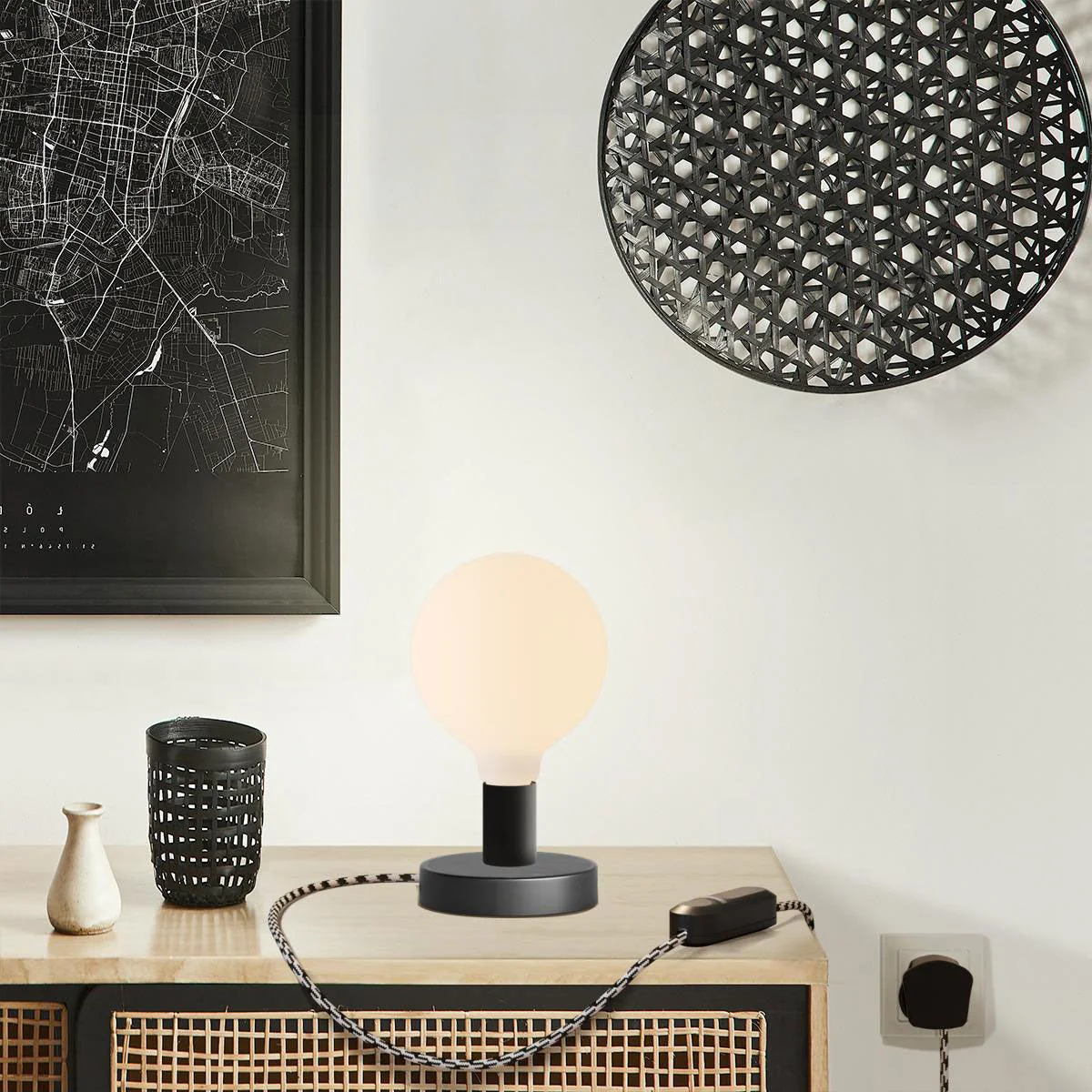 Lampe de table Posaluce Globo en métal et fiche UK - Noir - Image 6