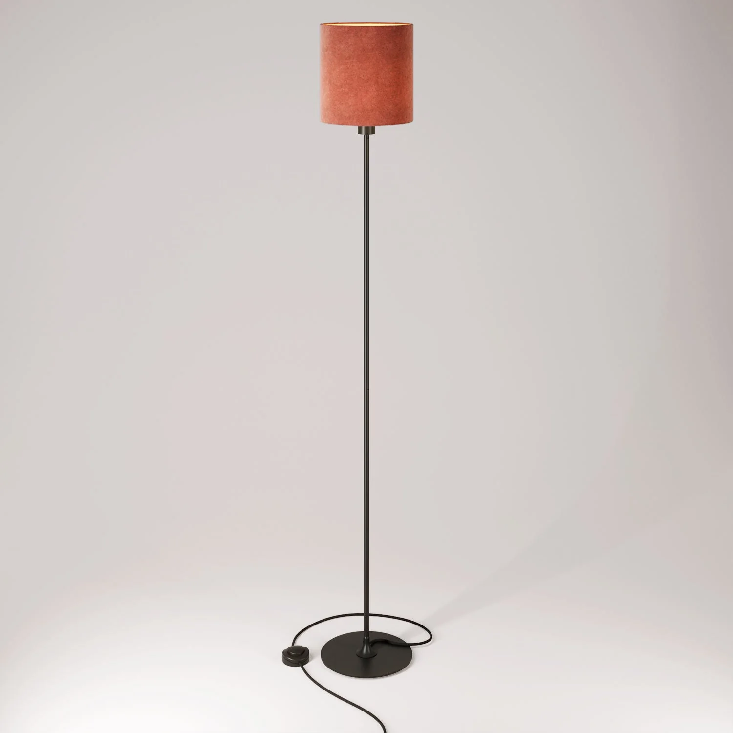 Lampe sur pied MAG-Y avec base métallique ronde, abat-jour Cylindre M et fiche UK - Noir