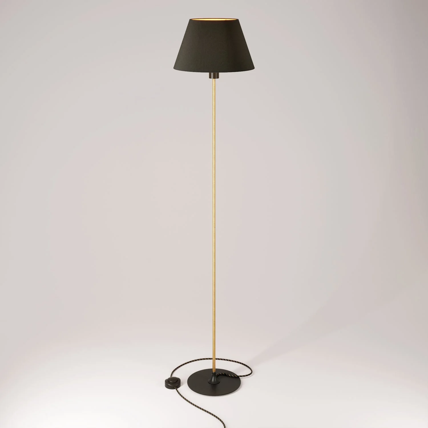 Lampe sur pied MAG-Y avec base métallique ronde, abat-jour Impero M et fiche UK - Noir